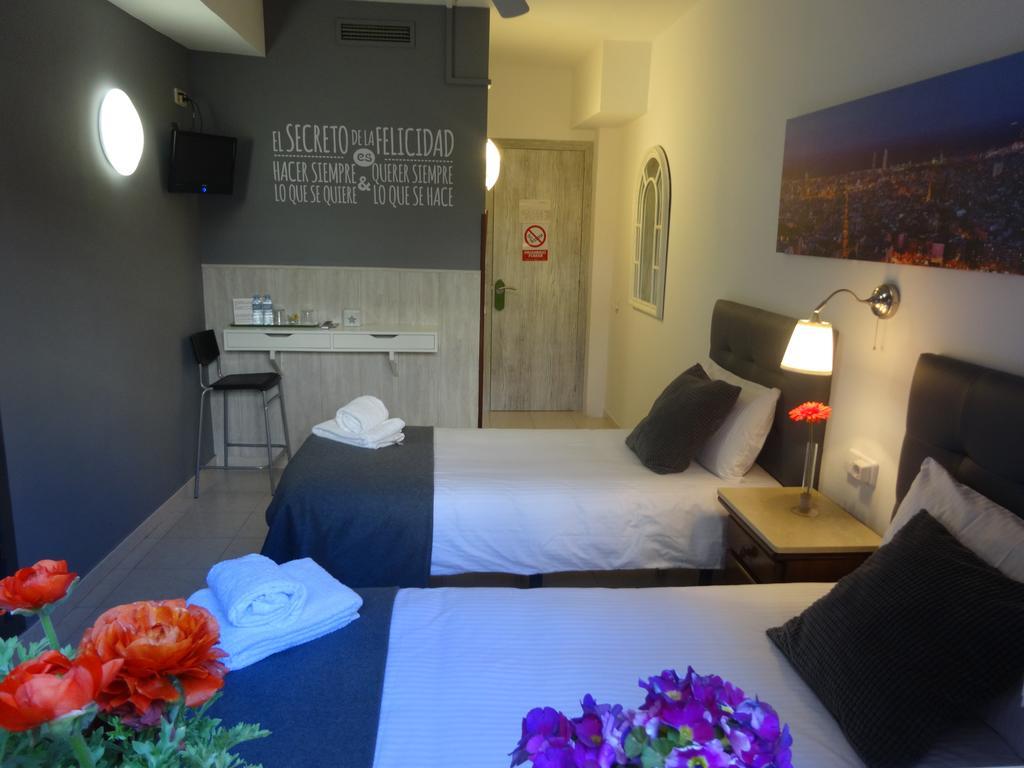 Hostal Lleida Barcelona Exterior photo